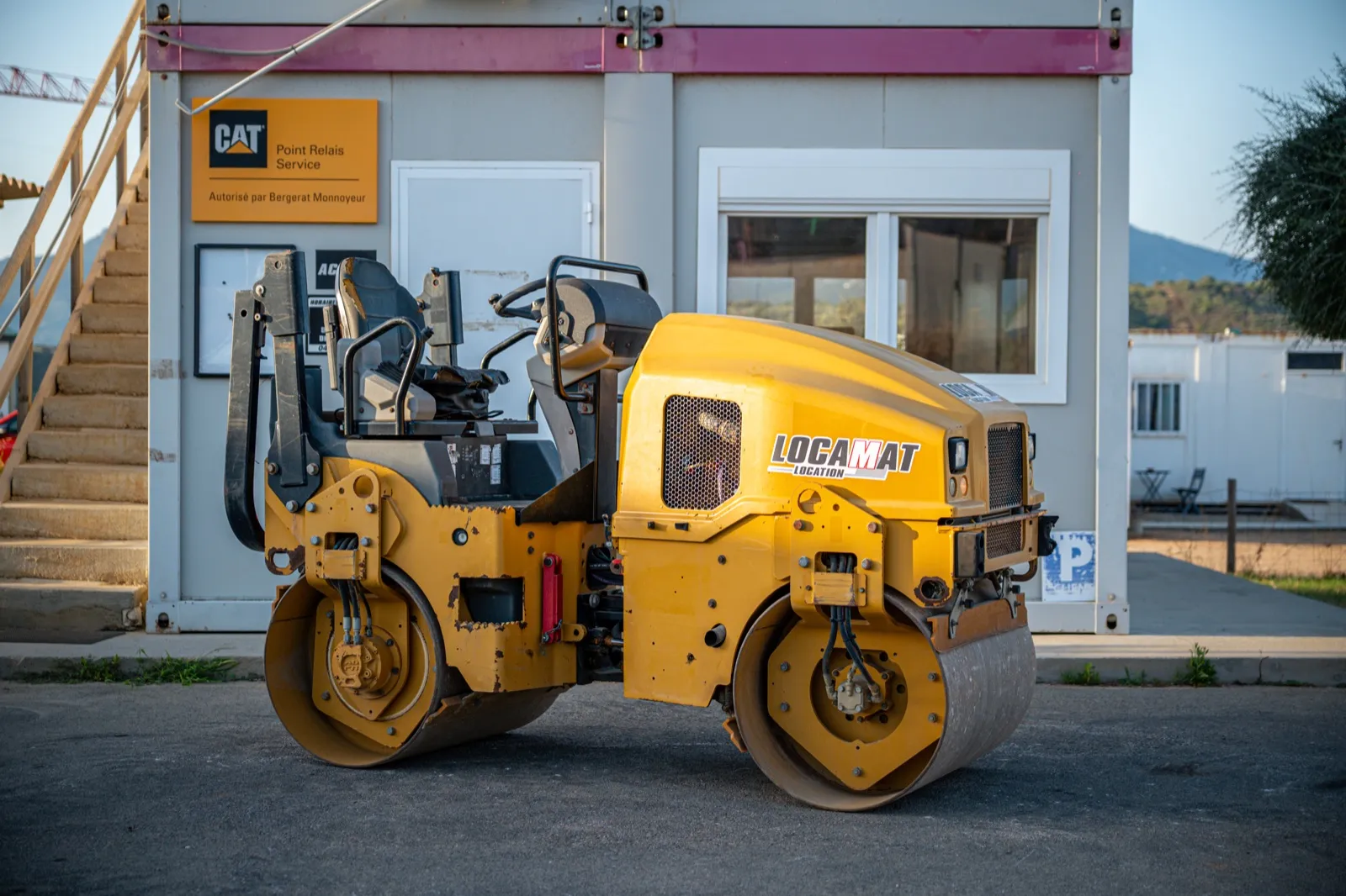 Compacteur tandem Locamat, devant l'agence à Propriano.
