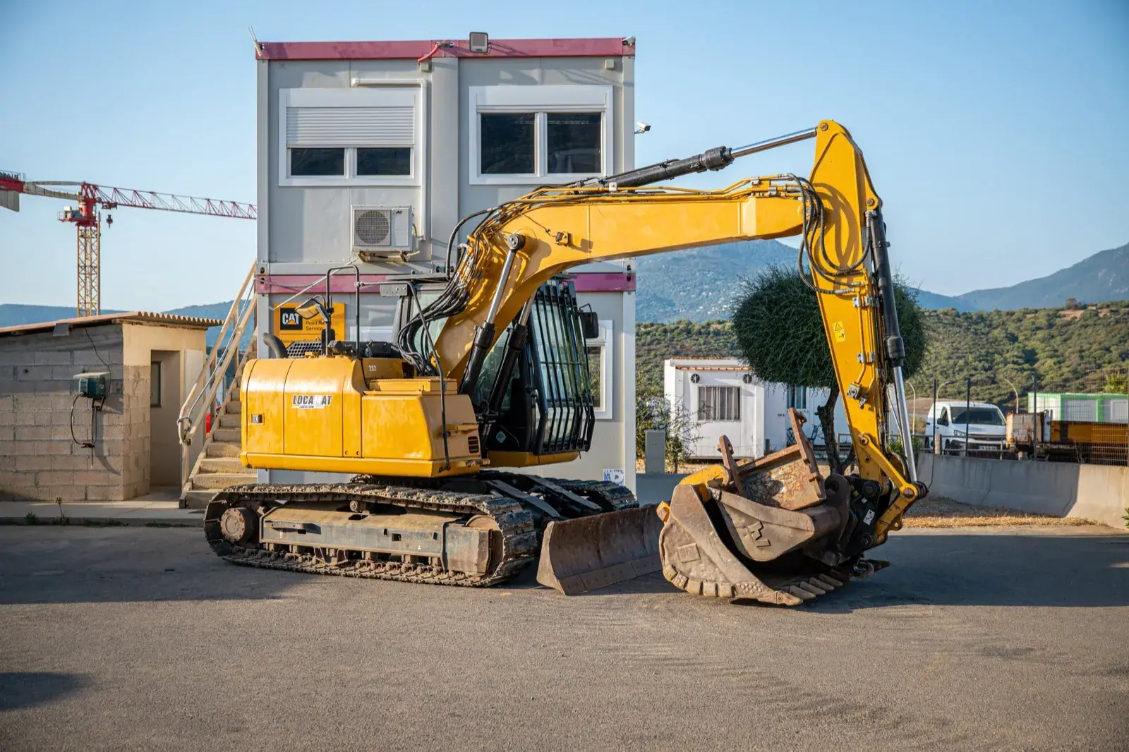 Pelle 14 tonnes du parc Locamat, devant l'agence à Propriano.